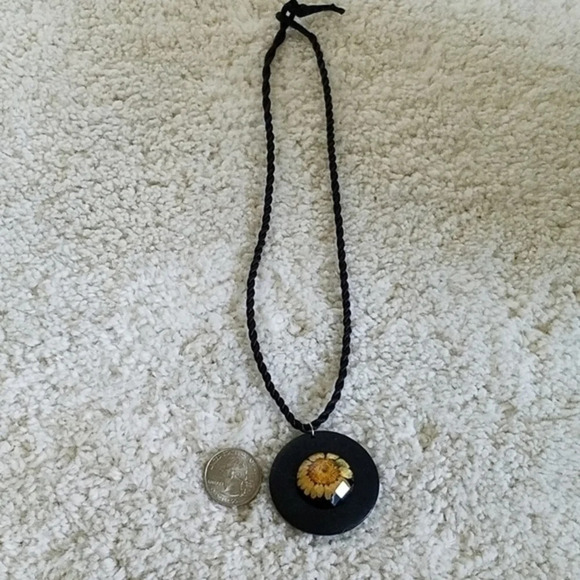 Sunflower Black Pendant‎ Necklace - Picture 7 of 8